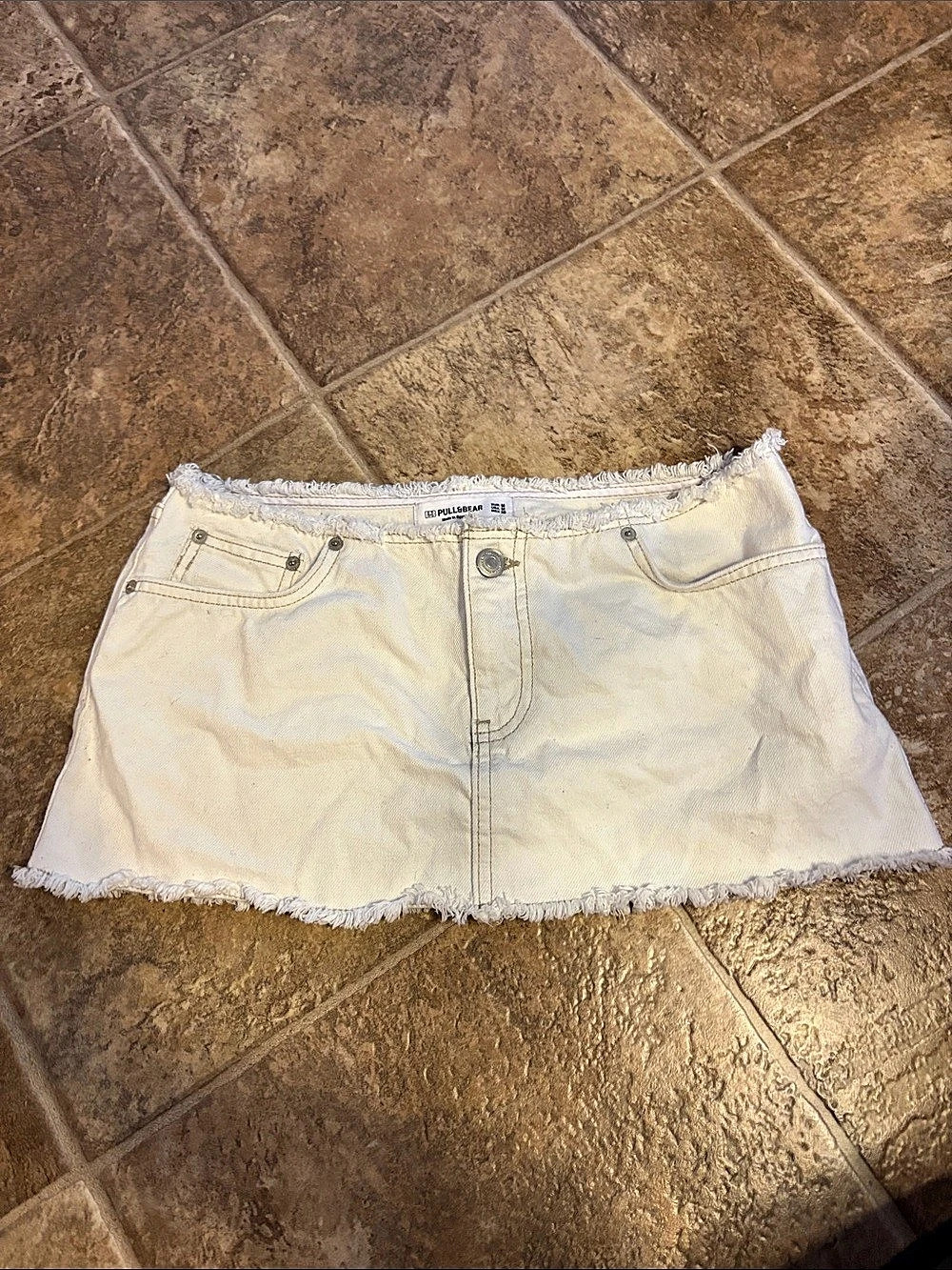 Pull&Bear Frayed Hem Jean Shorts in White Size Medium